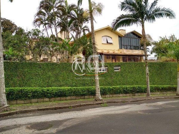 Casa à venda com 5 quartos, 741m², 3 suítes, 9 vagas, Rua dos Guenoas no bairro Guarujá em Porto Alegre
