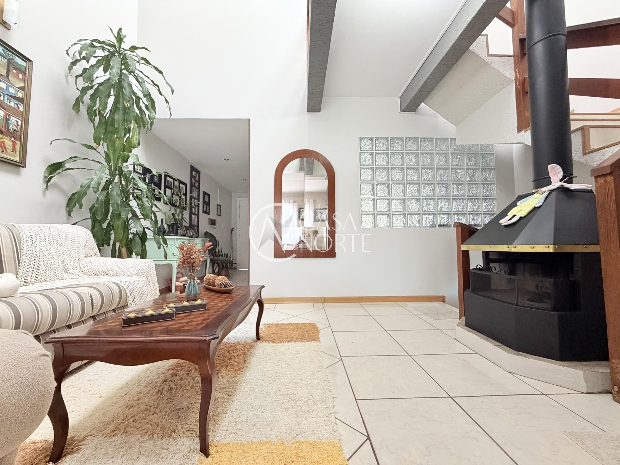 Casa à venda com 4 quartos, 135m², 1 suíte, 2 vagas, Rua Doutora Noemi Valle Rocha no bairro Serraria em Porto Alegre