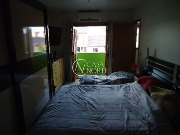 Casa à venda com 3 quartos, 220m², 1 suíte, 2 vagas, Rua Isidoro Bettio no bairro Hípica em Porto Alegre