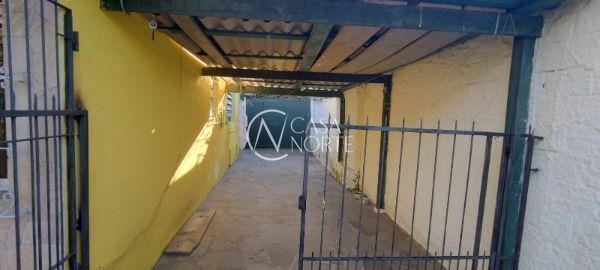 Casa à venda com 2 quartos, 90m², 2 vagas, Rua Fernando Pessoa no bairro Vila Nova em Porto Alegre