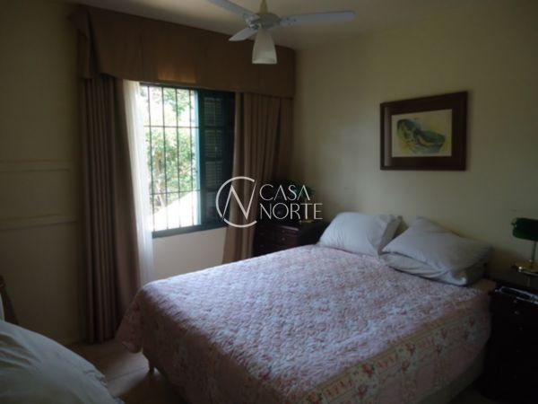 Casa à venda com 3 quartos, 252m², 2 vagas, Rua Conselheiro Xavier da Costa no bairro Ipanema em Porto Alegre