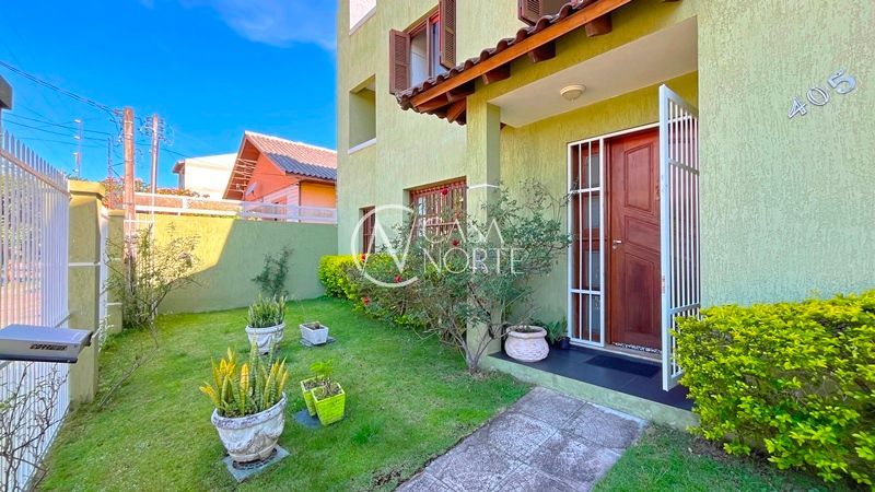 Sobrado à venda com 4 quartos, 264m², 1 suíte, 3 vagas, Rua Afonso Arinos no bairro Camaquã em Porto Alegre