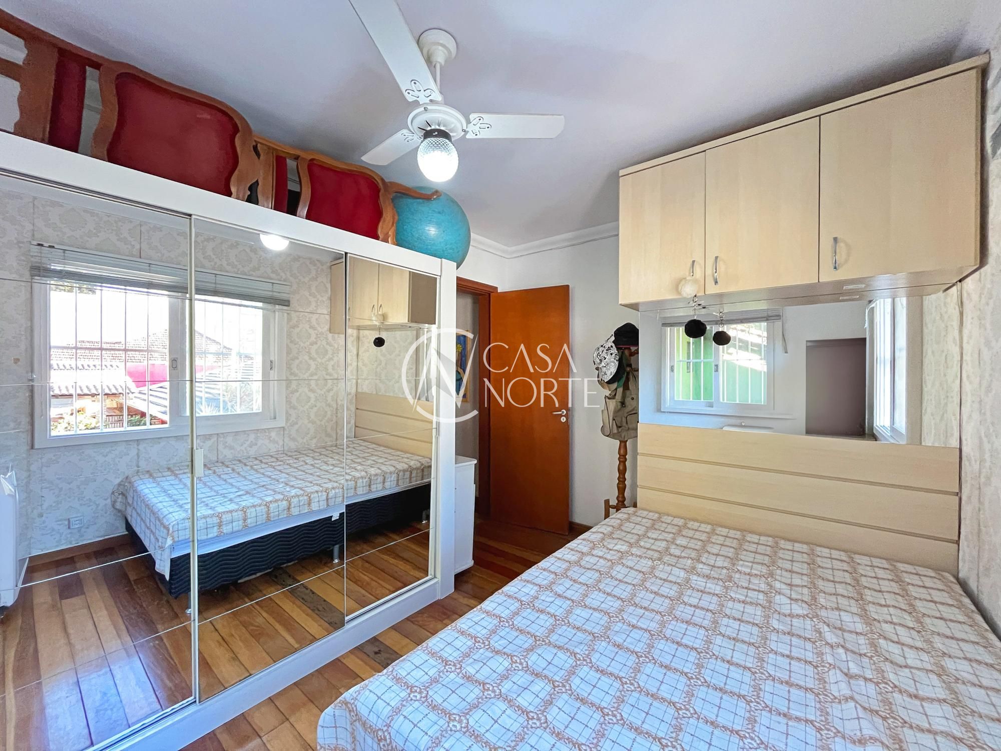 Casa à venda com 4 quartos, 506m², 1 suíte, 6 vagas, Avenida Guaíba no bairro Ipanema em Porto Alegre