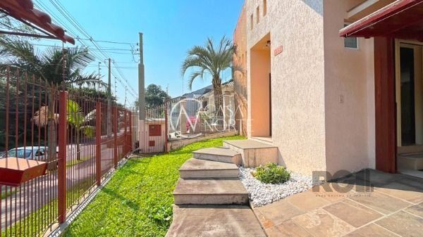 Casa à venda com 4 quartos, 329m², 1 suíte, 3 vagas, Avenida Fabio Araujo Santos no bairro Nonoai em Porto Alegre