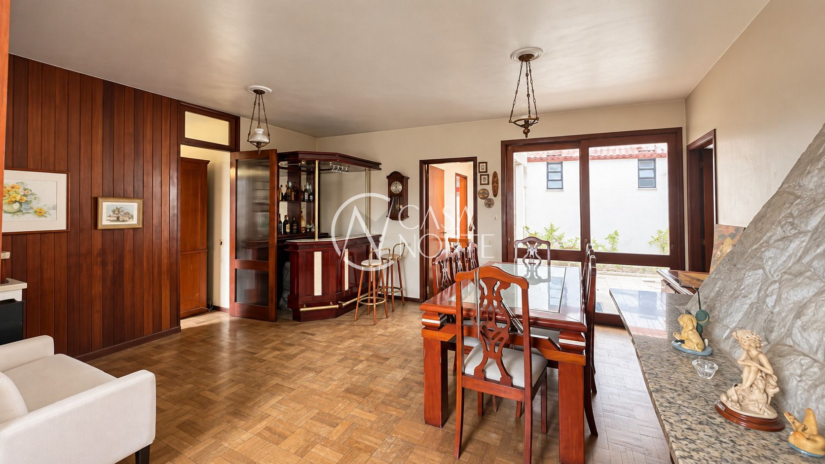 Casa à venda com 4 quartos, 242m², 1 suíte, 2 vagas, Rua Doutor Barbosa Gonçalves no bairro Chácara das Pedras em Porto Alegre