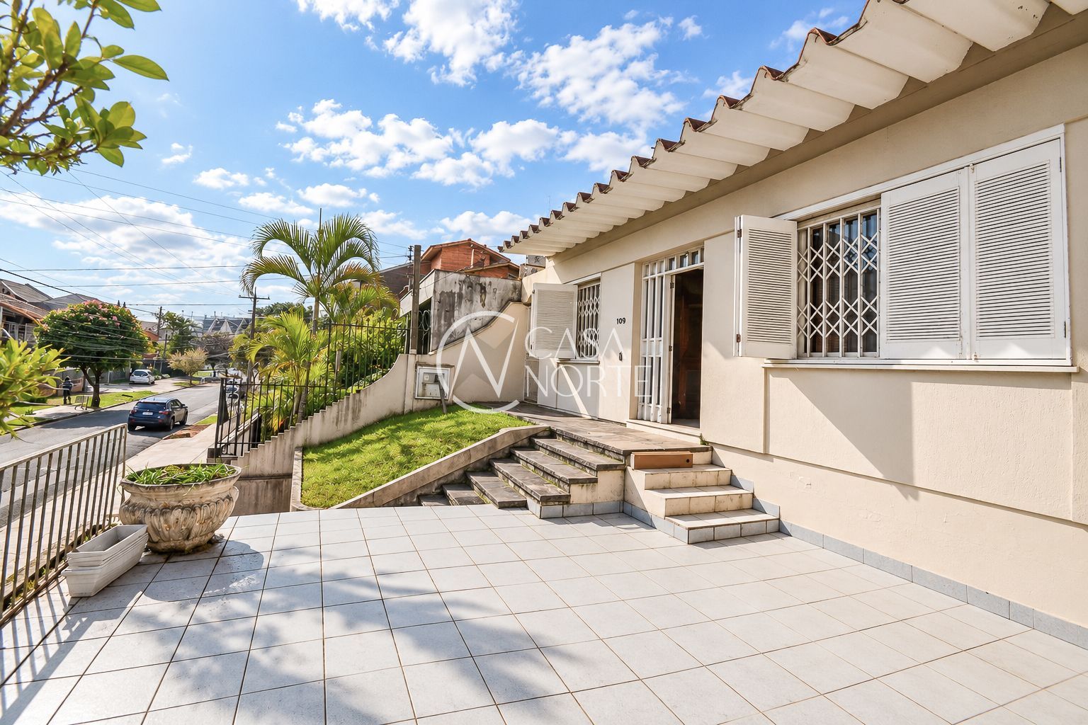 Casa à venda com 4 quartos, 242m², 1 suíte, 2 vagas, Rua Doutor Barbosa Gonçalves no bairro Chácara das Pedras em Porto Alegre
