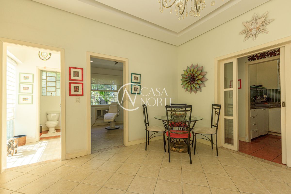 Casa à venda com 4 quartos, 200m², 1 suíte, 1 vaga, Rua Dona Lúcia no bairro Petrópolis em Porto Alegre