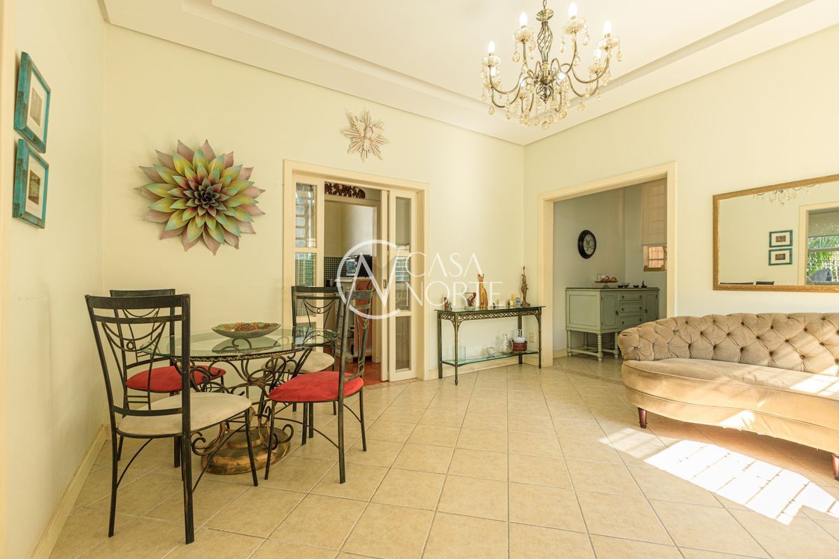 Casa à venda com 4 quartos, 200m², 1 suíte, 1 vaga, Rua Dona Lúcia no bairro Petrópolis em Porto Alegre