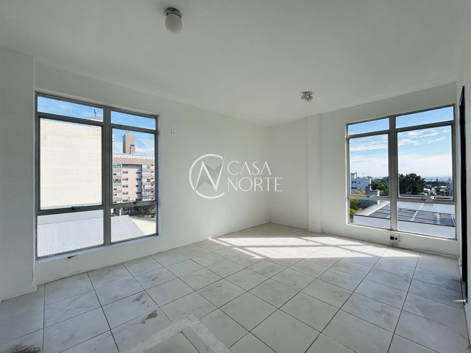 Sala Comercial à venda com 1 quarto, 24m², Avenida Protásio Alves no bairro Três Figueiras em Porto Alegre