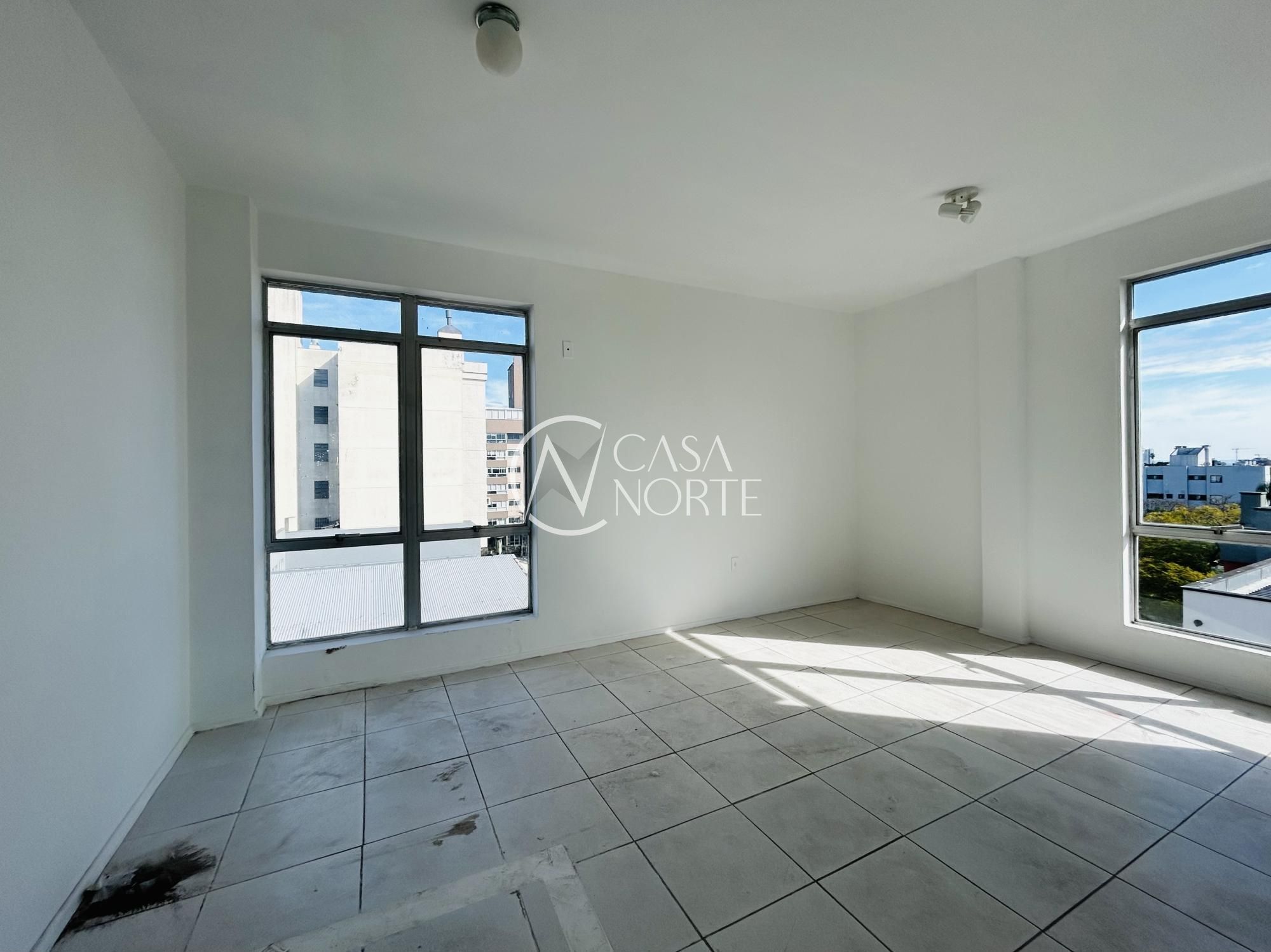 Sala Comercial à venda com 1 quarto, 24m², Avenida Protásio Alves no bairro Três Figueiras em Porto Alegre