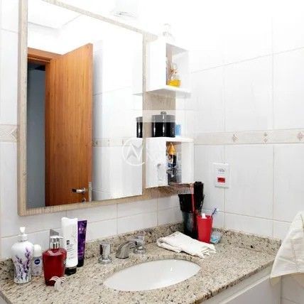 Apartamento à venda com 3 quartos, 81m², 1 suíte, 2 vagas, Rua Roque Calage no bairro Passo da Areia em Porto Alegre