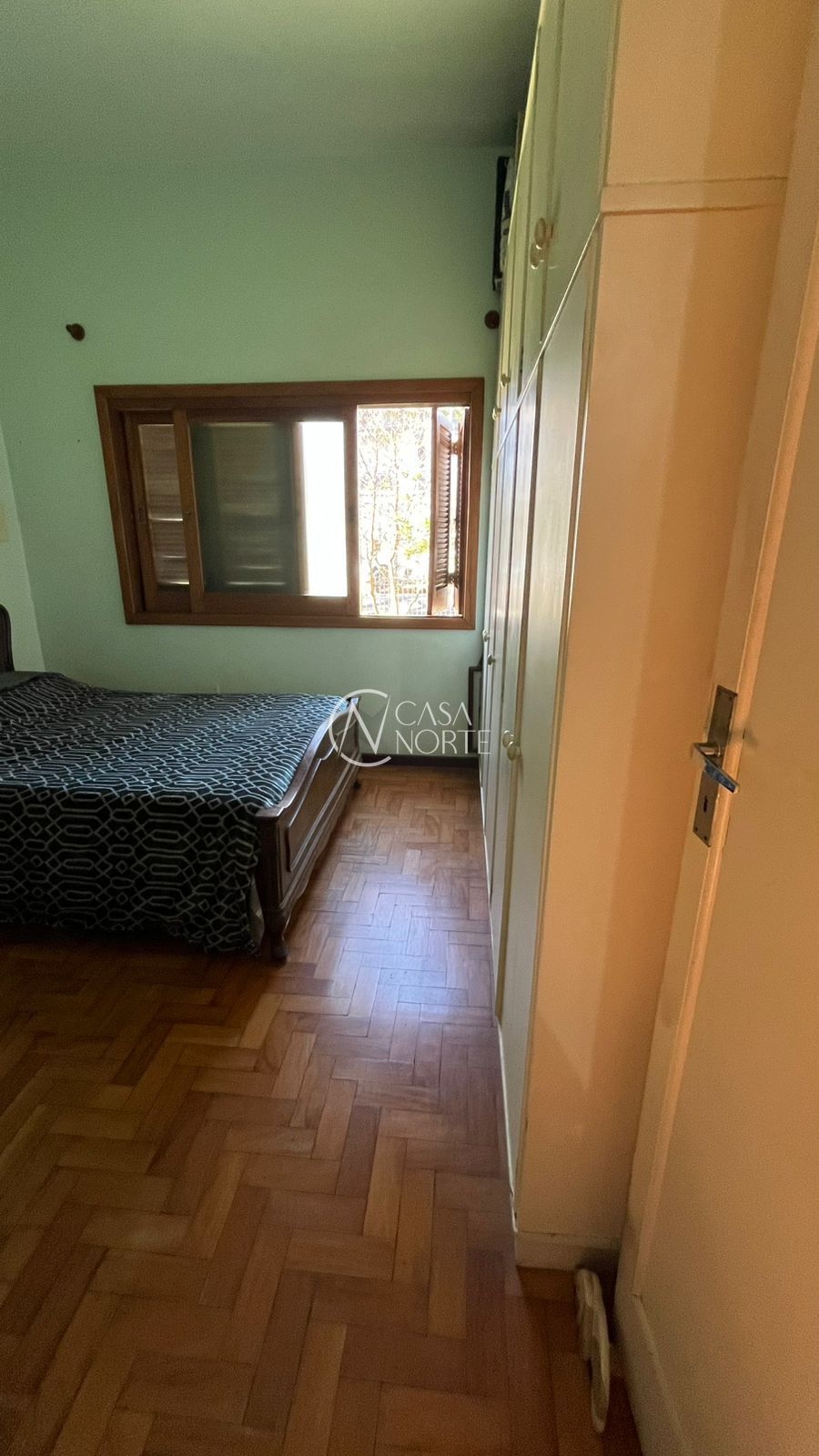 Casa à venda com 3 quartos, 75m², 2 vagas, Rua Gomes Jardim no bairro Santana em Porto Alegre