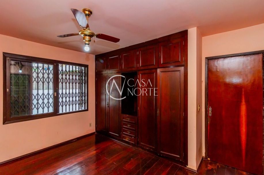 Casa à venda com 4 quartos, 201m², 2 vagas, Rua Catumbi no bairro Medianeira em Porto Alegre