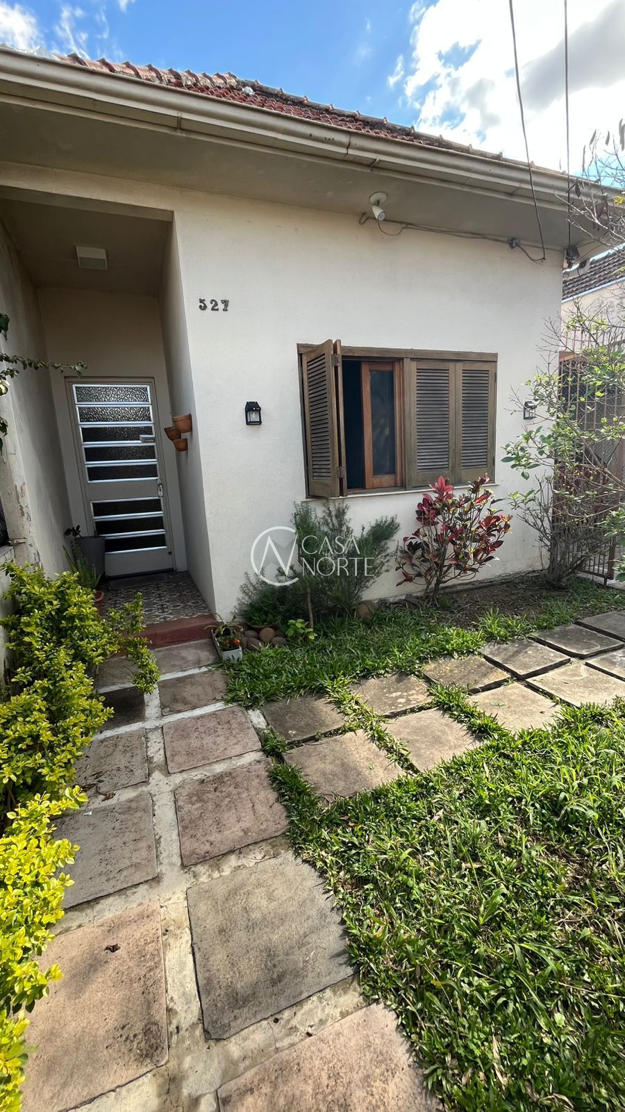 Casa à venda com 3 quartos, 75m², 2 vagas, Rua Gomes Jardim no bairro Santana em Porto Alegre