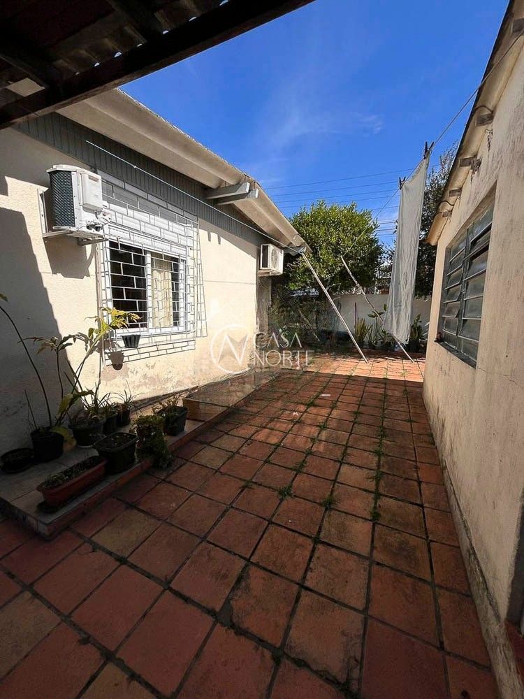 Casa à venda com 4 quartos, 72m², Avenida Gamal Abdel Nasser no bairro Rubem Berta em Porto Alegre