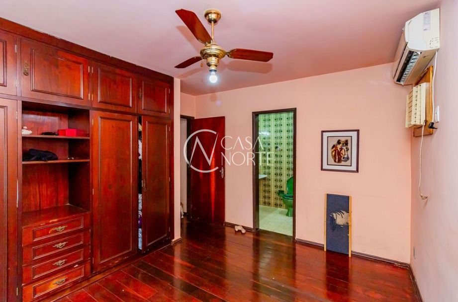 Casa à venda com 4 quartos, 201m², 2 vagas, Rua Catumbi no bairro Medianeira em Porto Alegre