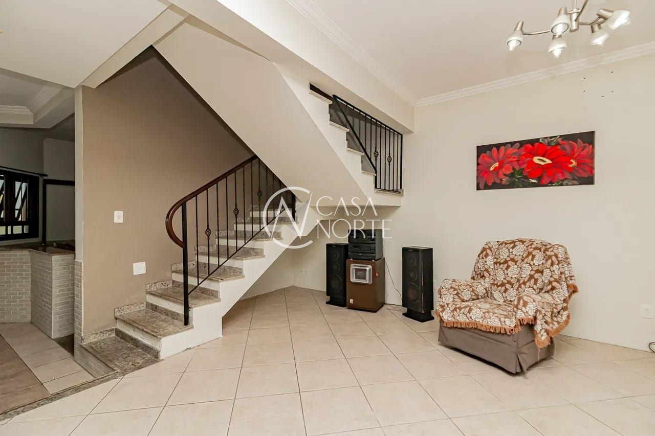 Casa à venda com 4 quartos, 257m², 1 suíte, 3 vagas, Rua Paulo Madureira Coelho no bairro Morro Santana em Porto Alegre