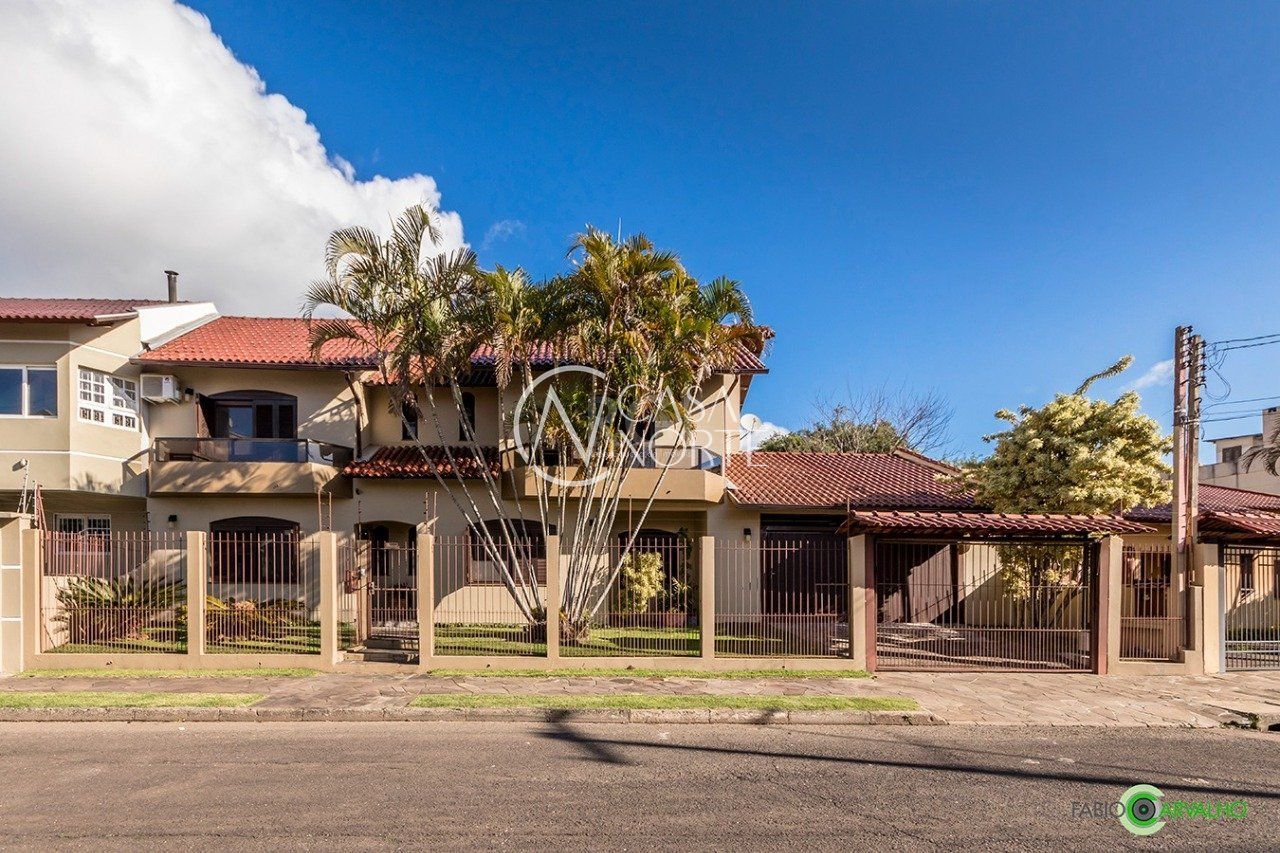 Sobrado à venda com 4 quartos, 335m², 2 suítes, 3 vagas, Rua Ernesto Zamprogna no bairro Morro Santana em Porto Alegre