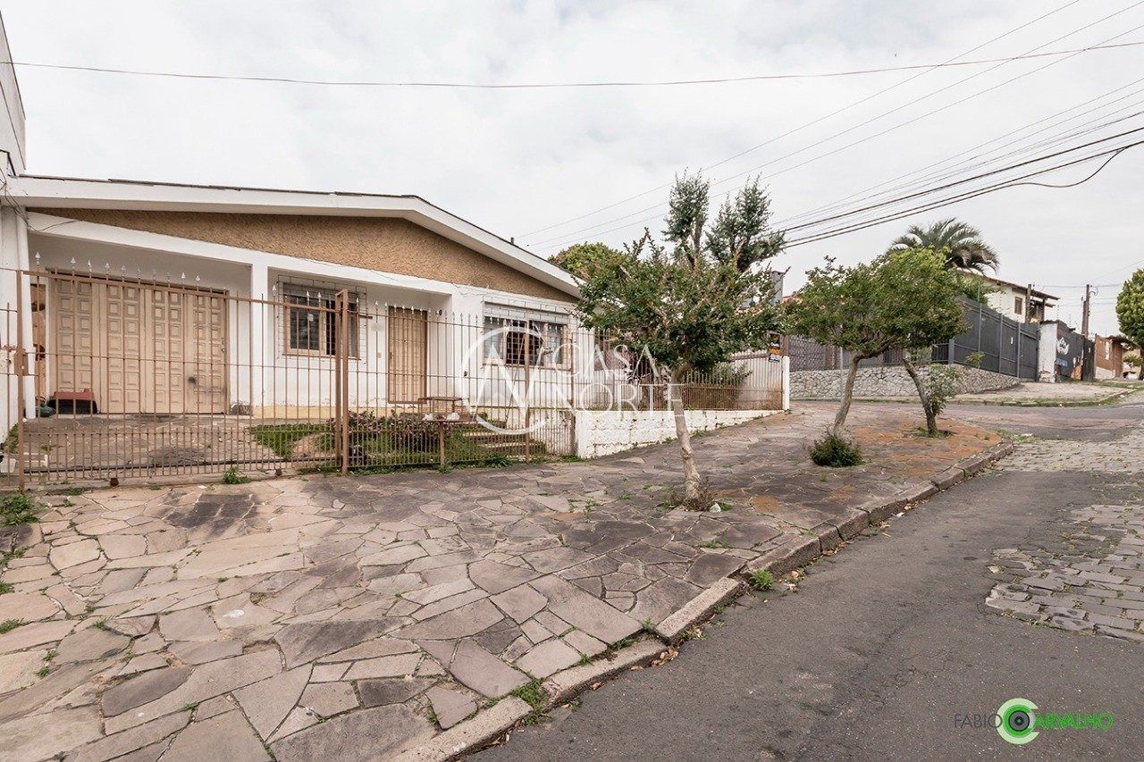 Casa à venda com 3 quartos, 119m², 2 vagas, Rua Franklin no bairro Jardim Sabará em Porto Alegre