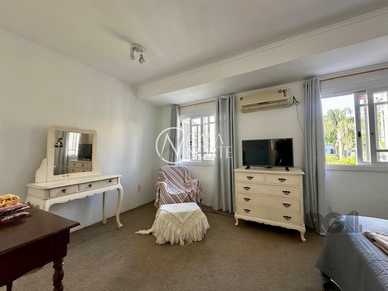 Casa à venda com 3 quartos, 250m², 1 suíte, 2 vagas, Rua Doutor Castro de Menezes no bairro Vila Assunção em Porto Alegre