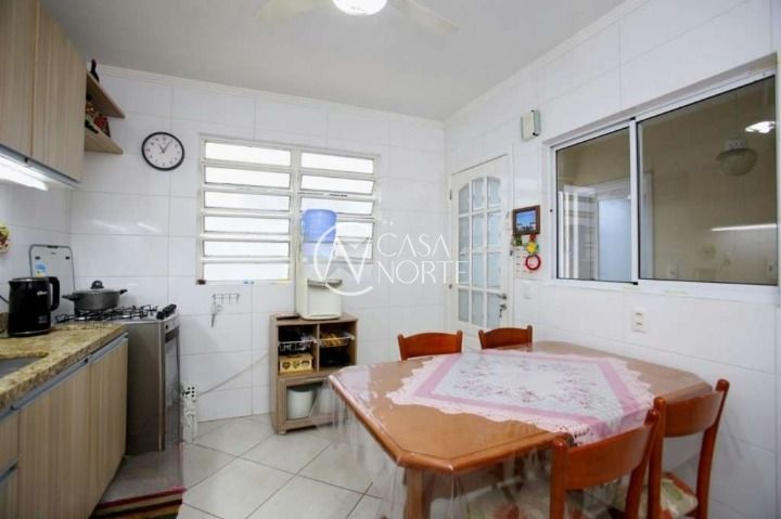 Casa à venda com 3 quartos, 250m², 1 suíte, 3 vagas, Rua Paulino Chaves no bairro Santo Antônio em Porto Alegre