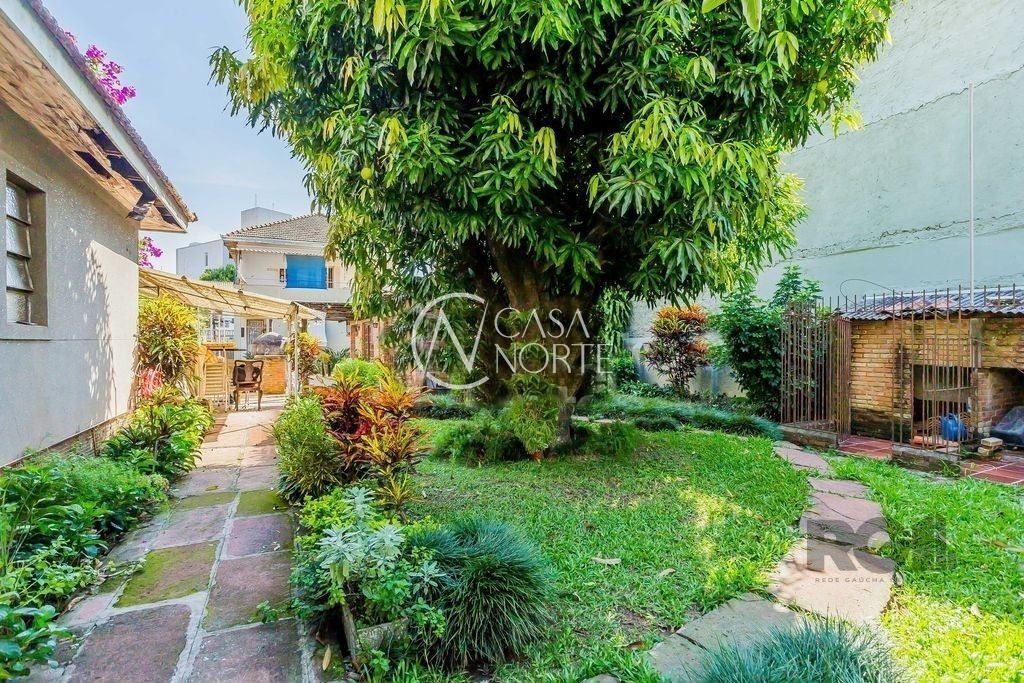 Casa à venda com 3 quartos, 636m², 1 suíte, 5 vagas, Rua Zamenhoff no bairro São João em Porto Alegre