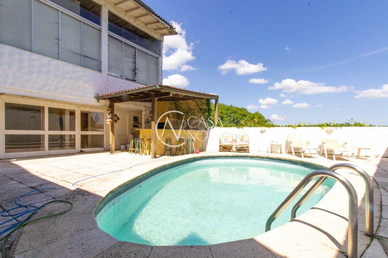 Casa à venda com 6 quartos, 422m², 2 suítes, 5 vagas, Rua Coroados no bairro Vila Assunção em Porto Alegre