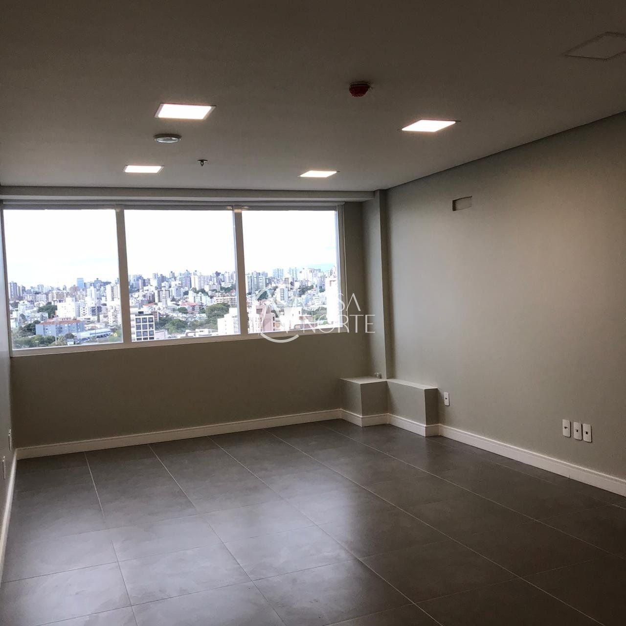 Sala Comercial à venda , 38m², Rua Gomes Jardim no bairro Santana em Porto Alegre