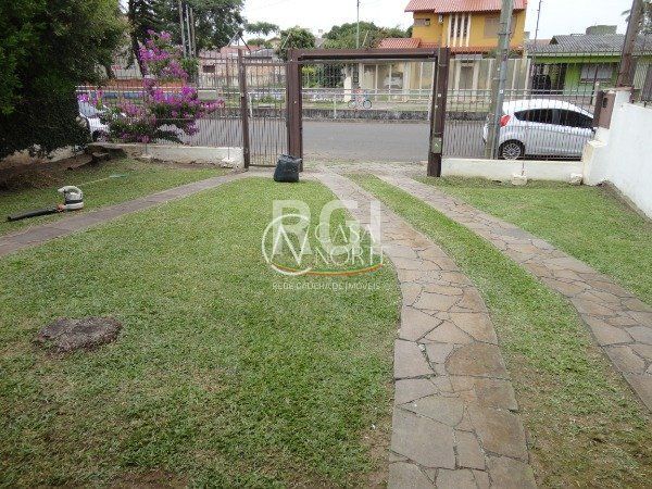 Casa à venda com 3 quartos, 100m², 4 vagas, Avenida Guarujá no bairro Guarujá em Porto Alegre