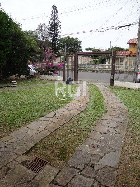 Casa à venda com 3 quartos, 100m², 4 vagas, Avenida Guarujá no bairro Guarujá em Porto Alegre