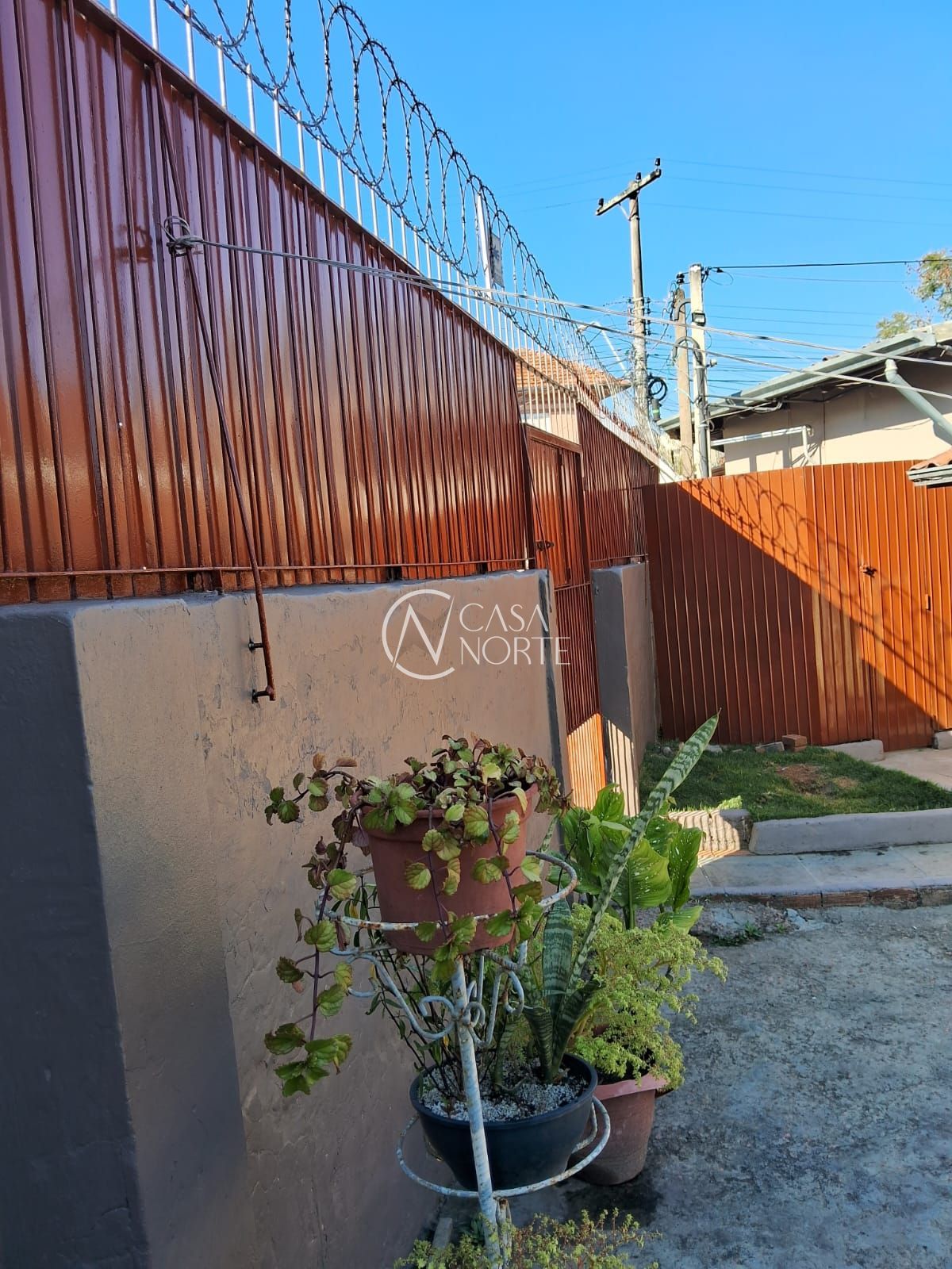 Casa à venda com 3 quartos, 132m², 1 suíte, 3 vagas, Rua Dom João Vi no bairro Medianeira em Porto Alegre