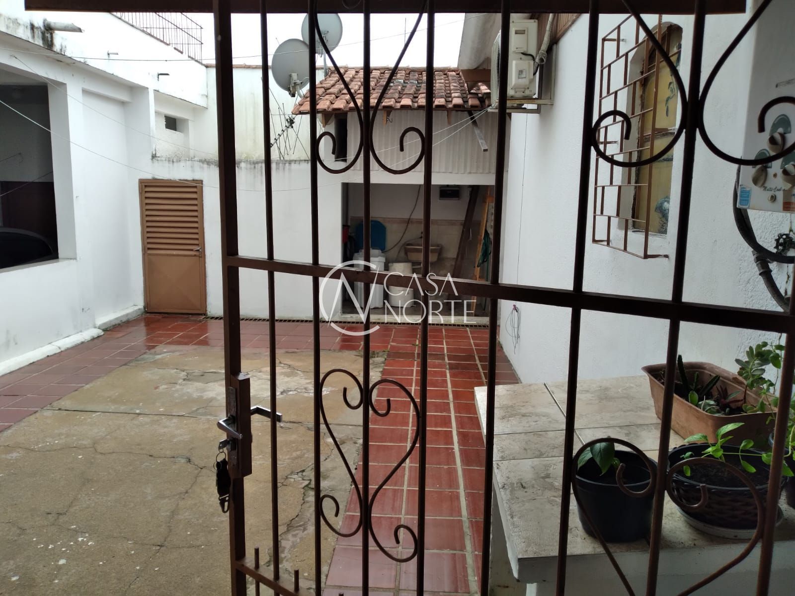 Casa à venda com 4 quartos, 360m², 2 suítes, 2 vagas, Rua Dr Vargas Neto no bairro Jardim Leopoldina em Porto Alegre