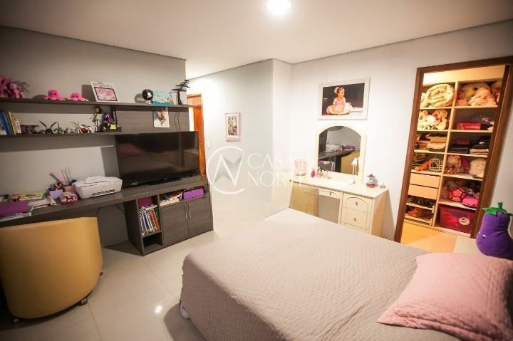 Casa à venda com 5 quartos, 350m², 5 suítes, 4 vagas, Rua Mozart no bairro Três Figueiras em Porto Alegre