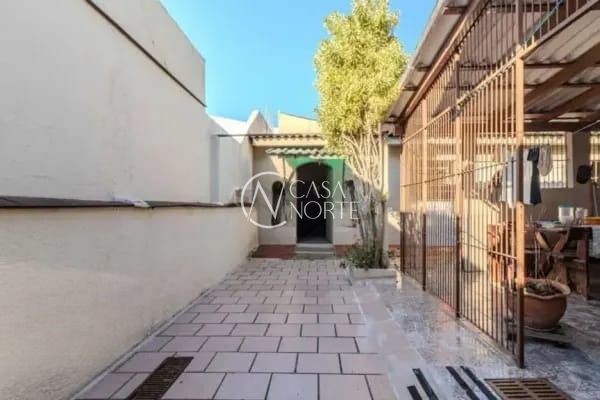 Casa à venda com 3 quartos, 300m², 1 suíte, 2 vagas, Rua Cipó no bairro Passo da Areia em Porto Alegre