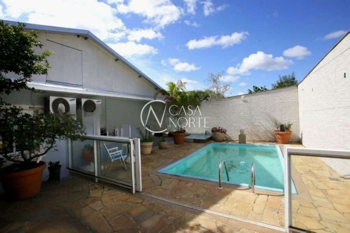 Casa à venda com 3 quartos, 250m², 1 suíte, 3 vagas, Rua Paulino Chaves no bairro Santo Antônio em Porto Alegre