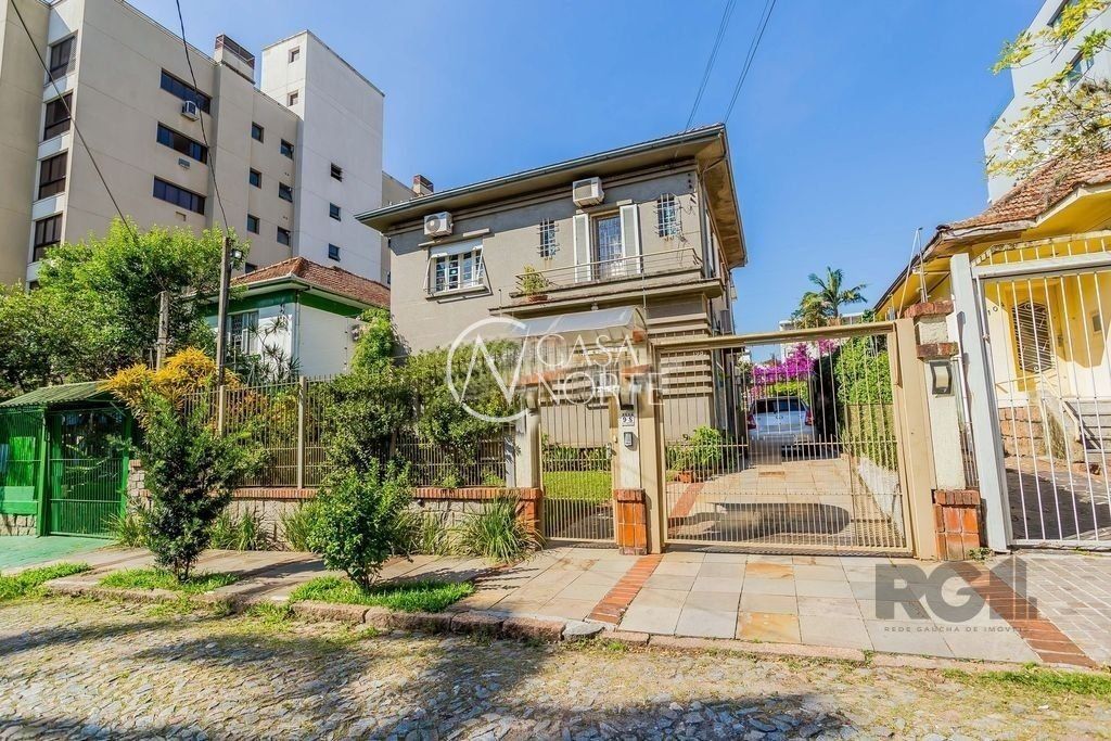 Casa à venda com 3 quartos, 636m², 1 suíte, 5 vagas, Rua Zamenhoff no bairro São João em Porto Alegre