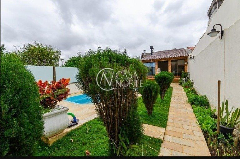 Casa à venda com 3 quartos, 263m², 1 suíte, 4 vagas, Rua Zeferino Dias no bairro Sarandi em Porto Alegre
