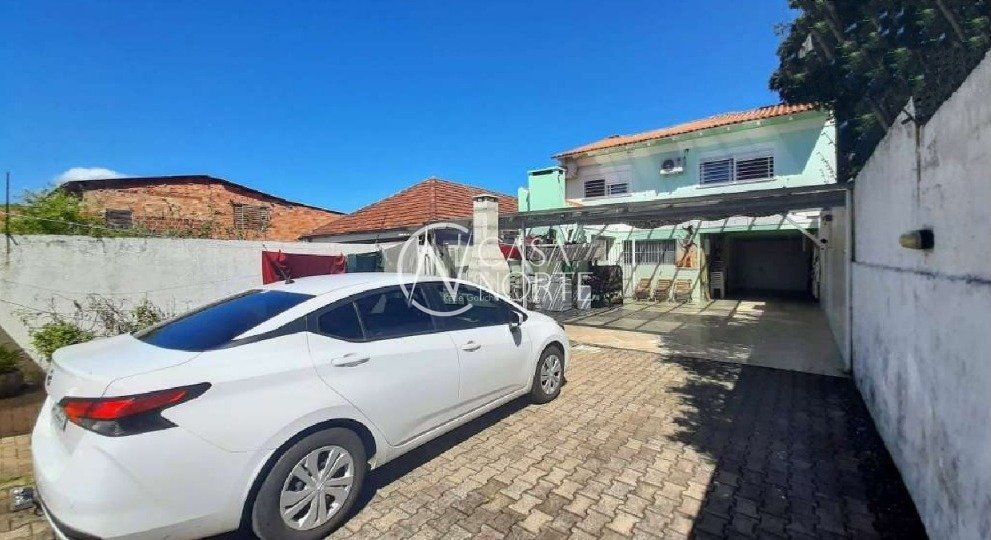 Casa à venda com 3 quartos, 171m², 1 suíte, 4 vagas, Rua Sepe Tiaraju no bairro Medianeira em Porto Alegre