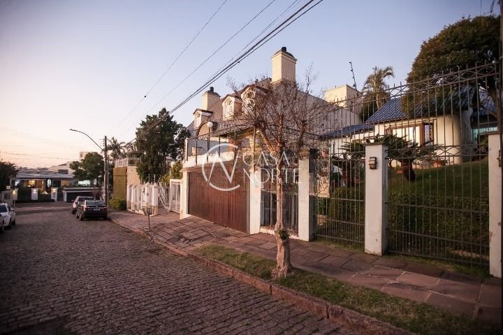 Casa à venda com 5 quartos, 350m², 5 suítes, 4 vagas, Rua Mozart no bairro Três Figueiras em Porto Alegre