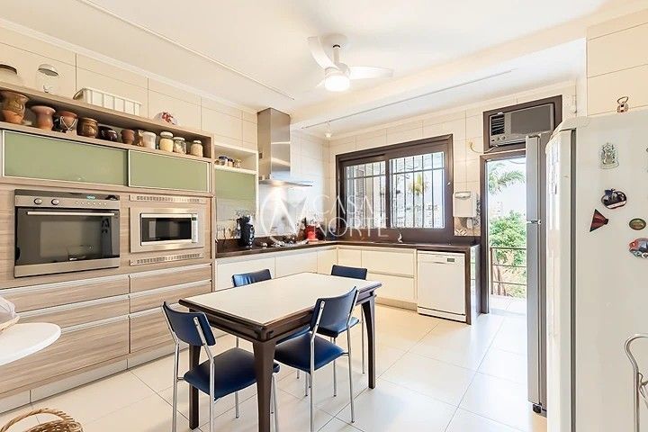 Casa à venda com 4 quartos, 350m², 1 suíte, 2 vagas, Rua Filadélfia no bairro São João em Porto Alegre