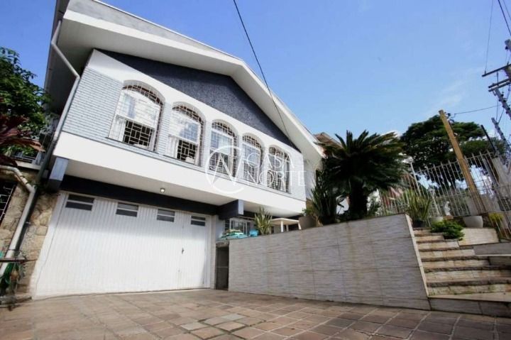 Casa à venda com 3 quartos, 250m², 1 suíte, 3 vagas, Rua Paulino Chaves no bairro Santo Antônio em Porto Alegre
