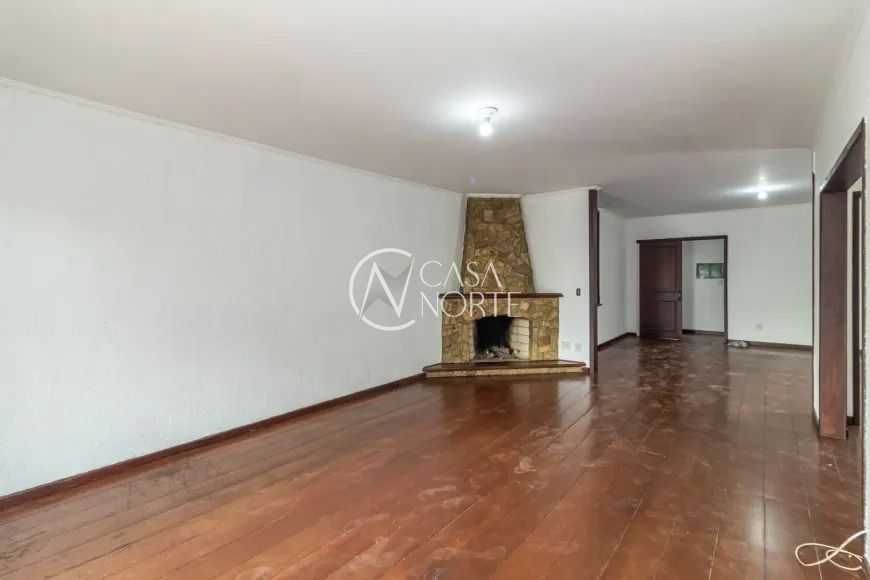 Casa à venda com 3 quartos, 315m², 1 suíte, 3 vagas, Rua Maestro Salvador Campanella no bairro Jardim Itu em Porto Alegre