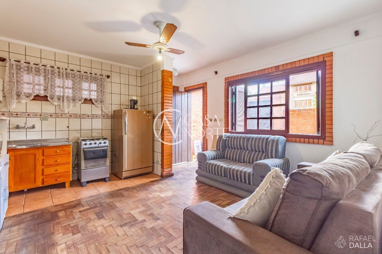 Casa à venda com 3 quartos, 574m², 2 suítes, 8 vagas, Rua Ludwig Jacob Hubler no bairro Jardim Itu em Porto Alegre