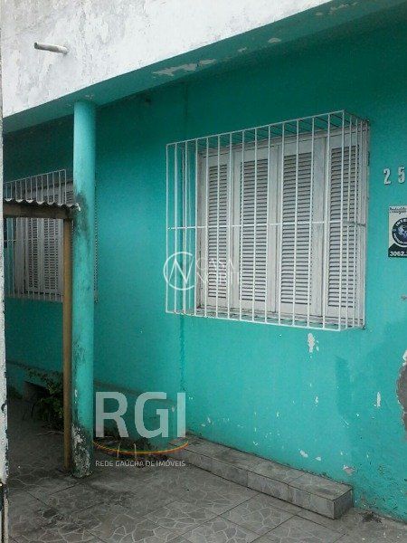 Casa à venda com 3 quartos, 170m², 1 vaga, Rua Lauro Muller no bairro Navegantes em Porto Alegre