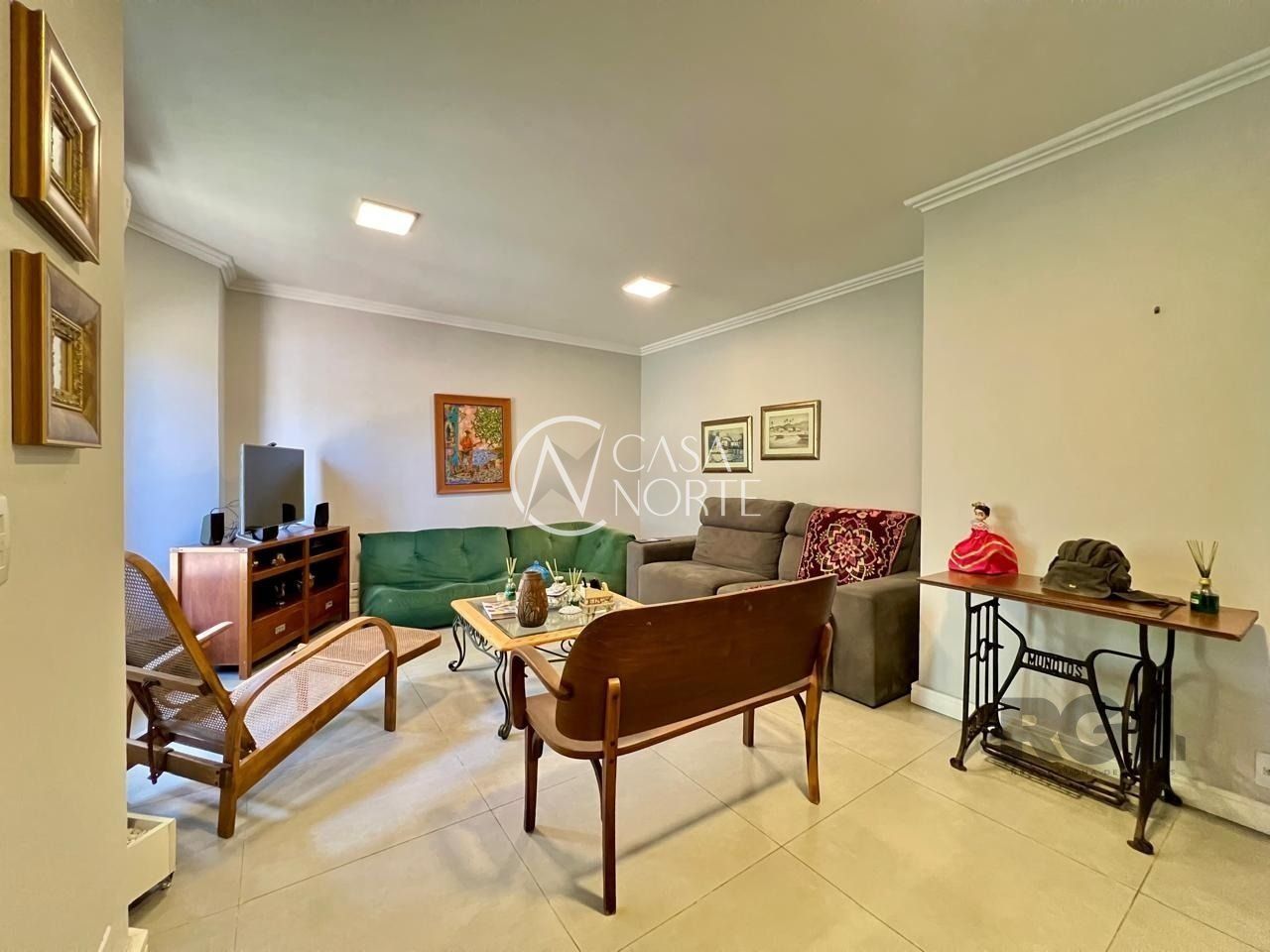Casa à venda com 3 quartos, 139m², 1 suíte, 4 vagas, Rua Doutora Noemi Valle Rocha no bairro Serraria em Porto Alegre