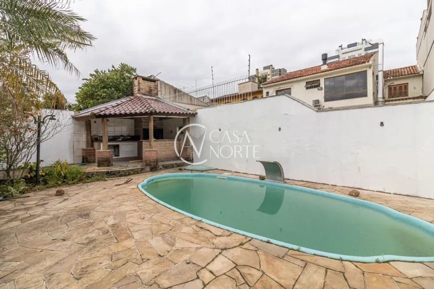 Casa à venda com 3 quartos, 315m², 1 suíte, 3 vagas, Rua Maestro Salvador Campanella no bairro Jardim Itu em Porto Alegre