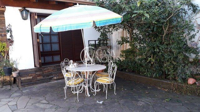 Casa à venda com 3 quartos, 144m², 2 suítes, 4 vagas, Rua Luzitana no bairro Higienópolis em Porto Alegre