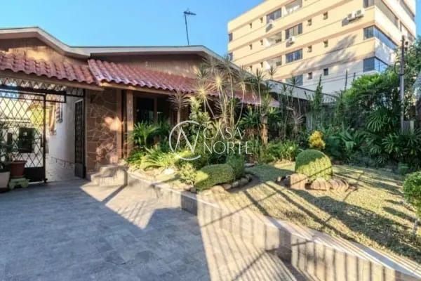 Casa à venda com 3 quartos, 300m², 1 suíte, 2 vagas, Rua Cipó no bairro Passo da Areia em Porto Alegre