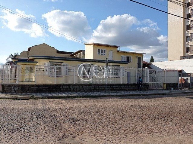 Casa à venda com 4 quartos, 200m², 4 vagas, Rua Leopoldo de Freitas no bairro Passo da Areia em Porto Alegre