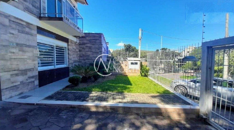 Casa à venda com 3 quartos, 171m², 1 suíte, 4 vagas, Rua Sepe Tiaraju no bairro Medianeira em Porto Alegre